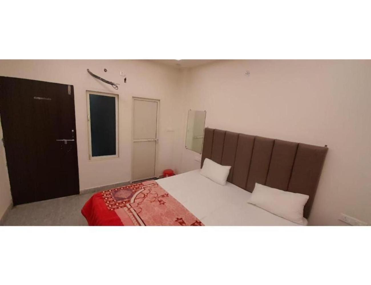 Shree Jee Guest House,